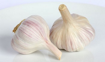 Heart disease symptoms: Eating garlic could help CURE high cholesterol 